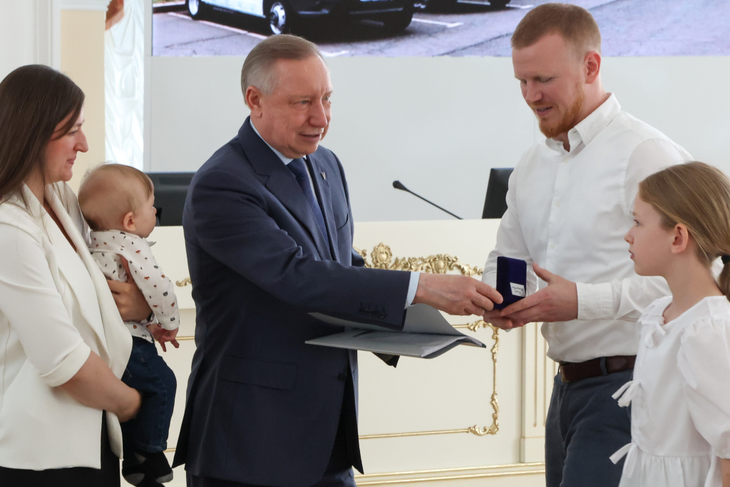 Вручение автомобилей многодетным.jpg