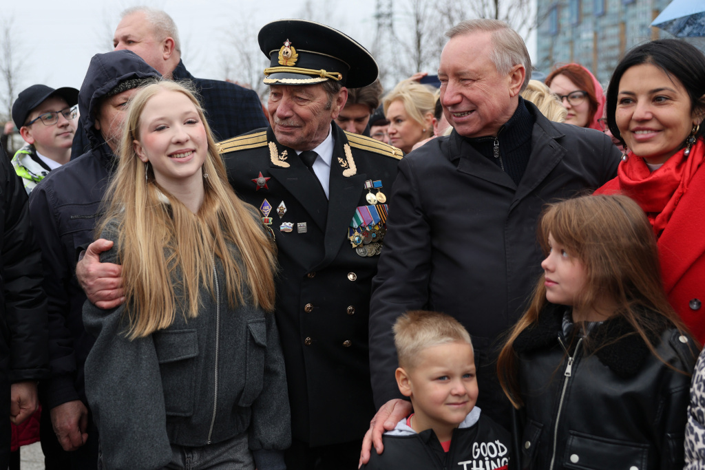 Запуск светового фонтана в аллее Чернобыльцев в Приморском районе.jpg Запуск светового фонтана в аллее Чернобыльцев в Приморском районе.jpg