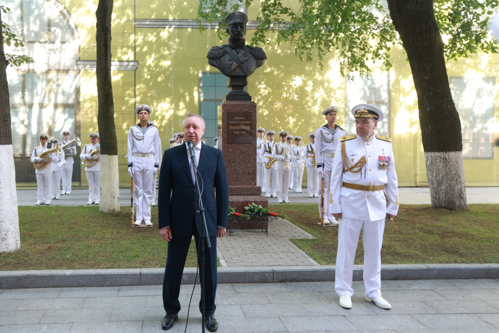 Открытие бюста адмиралу Нахимову.jpg
