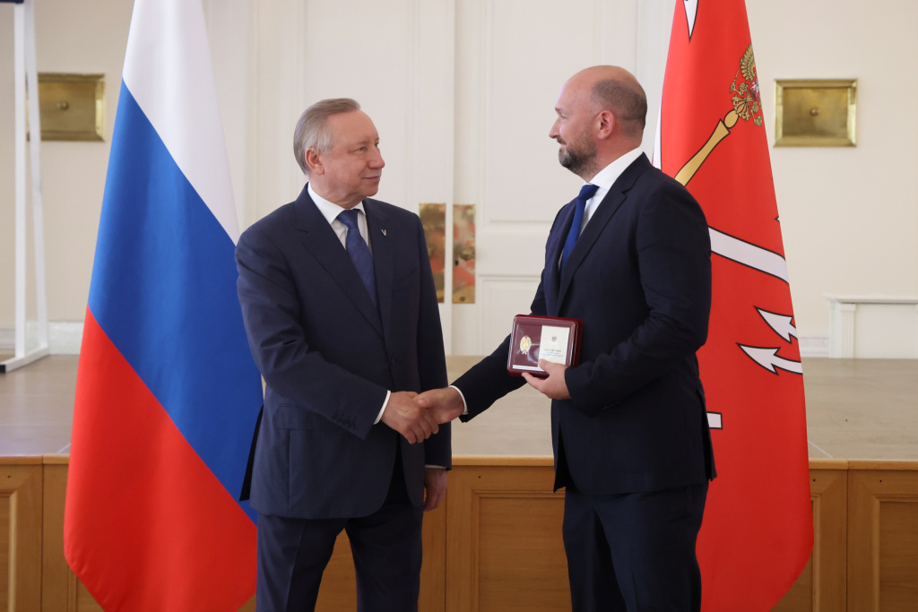 Александр Беглов вручил награды работникам строительного комплекса Петербурга.jpg Александр Беглов вручил награды работникам строительного комплекса Петербурга.jpg