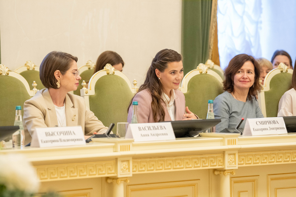 Александр Бельский поздравил педагогов детских садов с Днём учителя.jpg